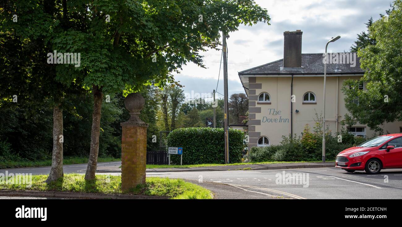 Micheldever Station, Hampshire, Angleterre, Royaume-Uni. Vue sur le pub Dove depuis la piste de la gare. Banque D'Images