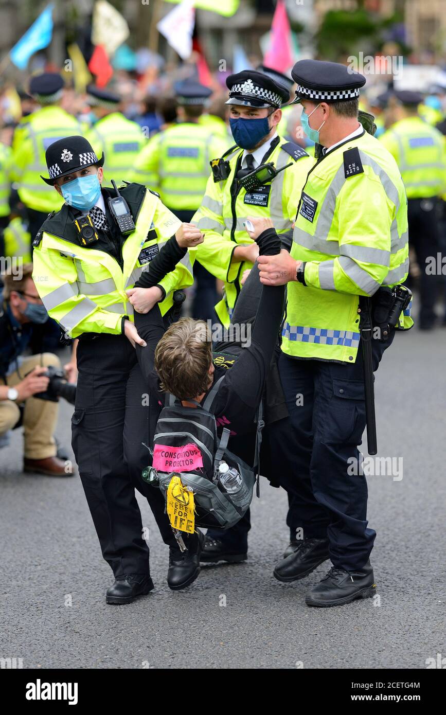 Londres, Royaume-Uni. Arrestation d'un manifestant lors d'une manifestation de la rébellion en voie d'extinction sur la place du Parlement, le 1er septembre 2020 Banque D'Images