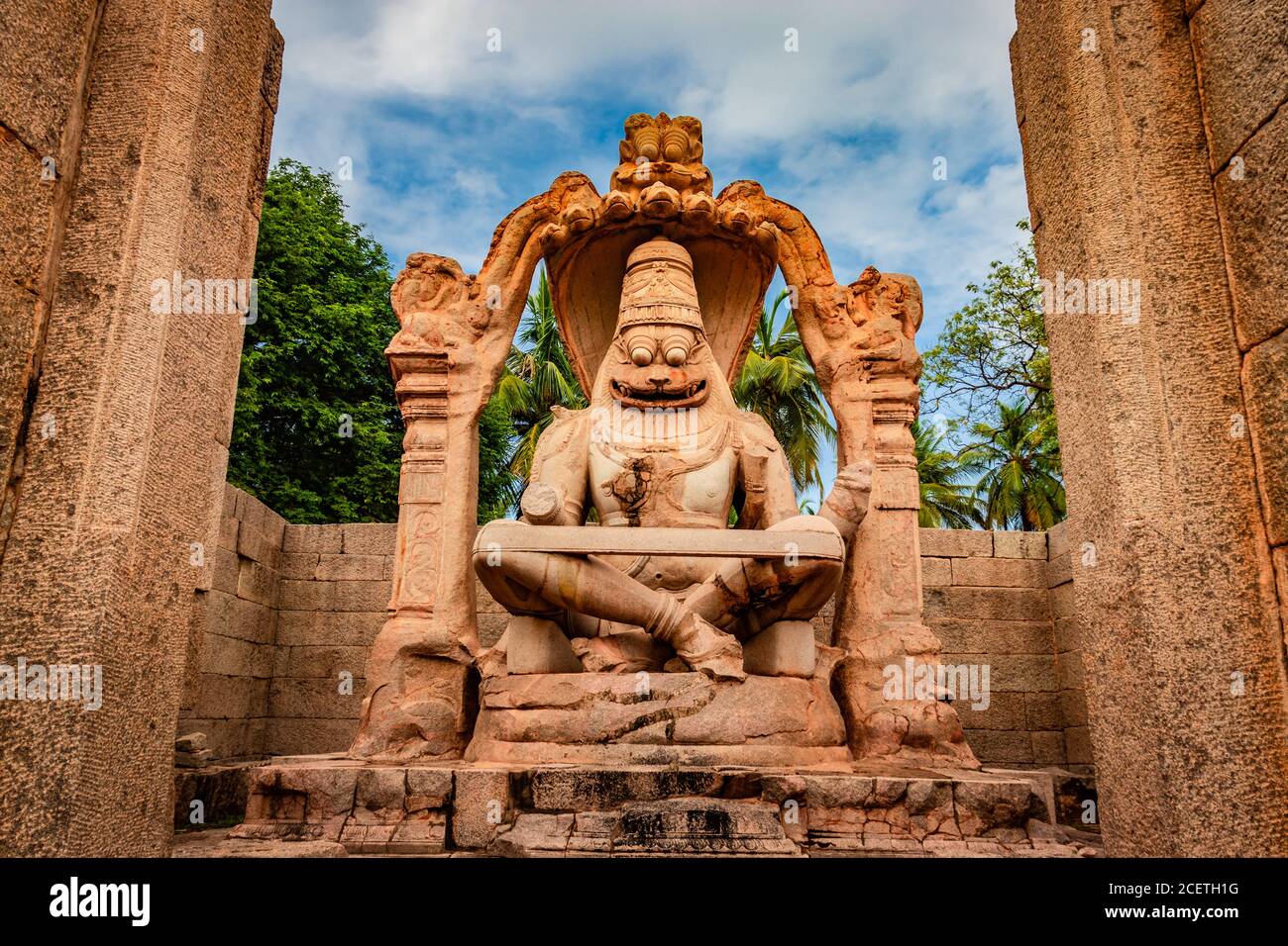 le temple de narasimha lakshmi hampi l'art antique de pierre de gros plan tourné sous un angle unique avec une image de ciel incroyable est pris à hampi karnataka inde. Ce temple Banque D'Images