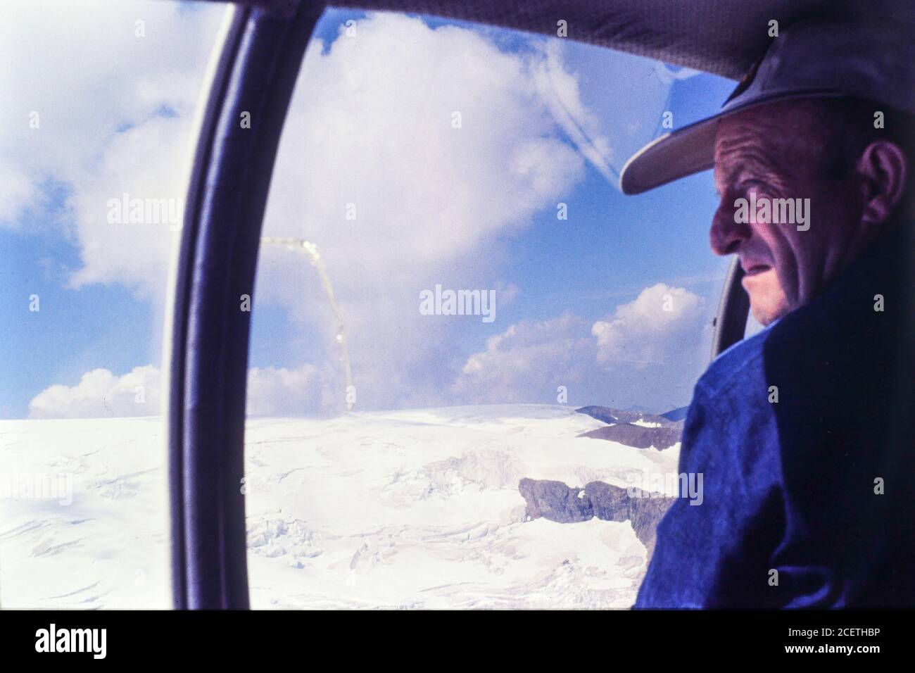 Henri Giraud, pilote des Glaciers, spécialiste du vol aérien dans les  Alpes, 1976, France Photo Stock - Alamy