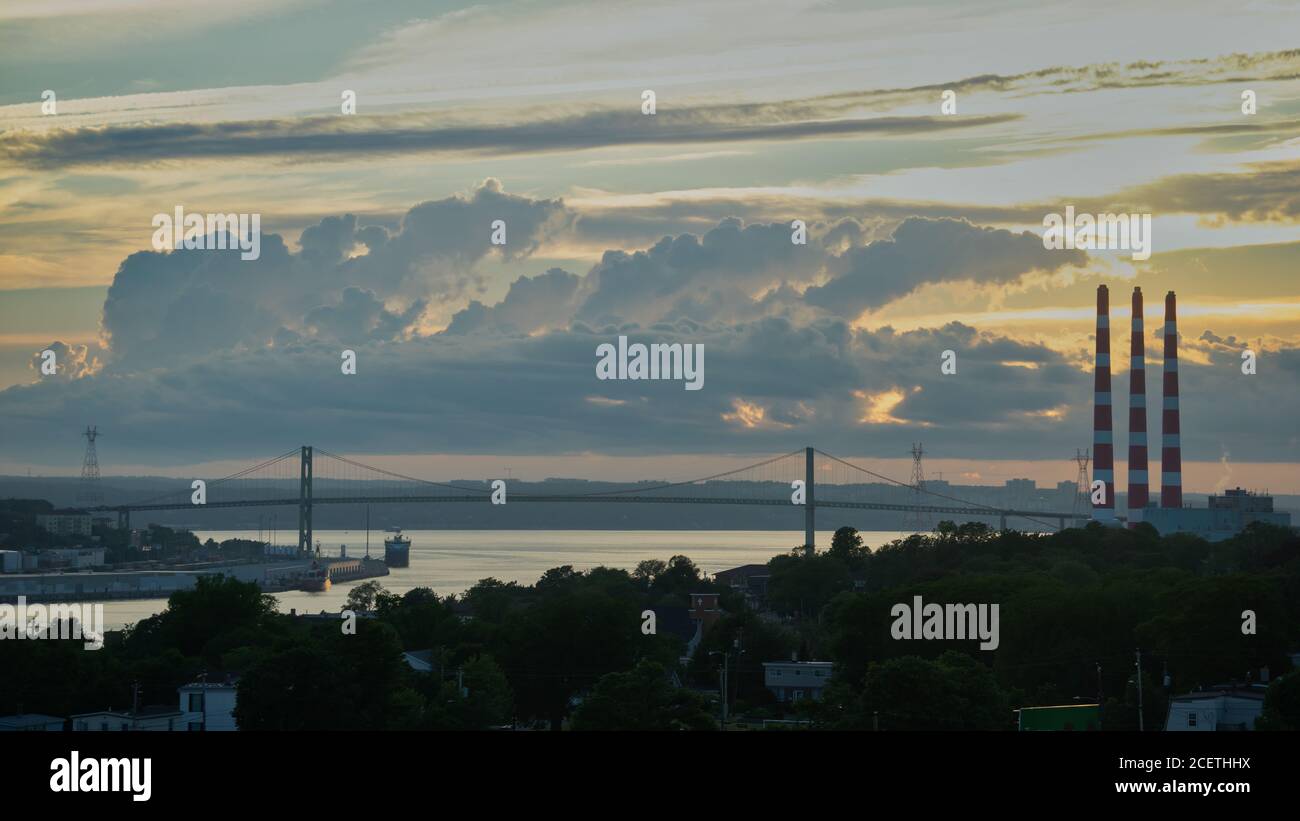 Le pont A. Murray MacKay enjambant le port de Halifax, en Nouvelle-Écosse, avant le coucher du soleil. Vue depuis le côté Dartmouth du pont. Banque D'Images