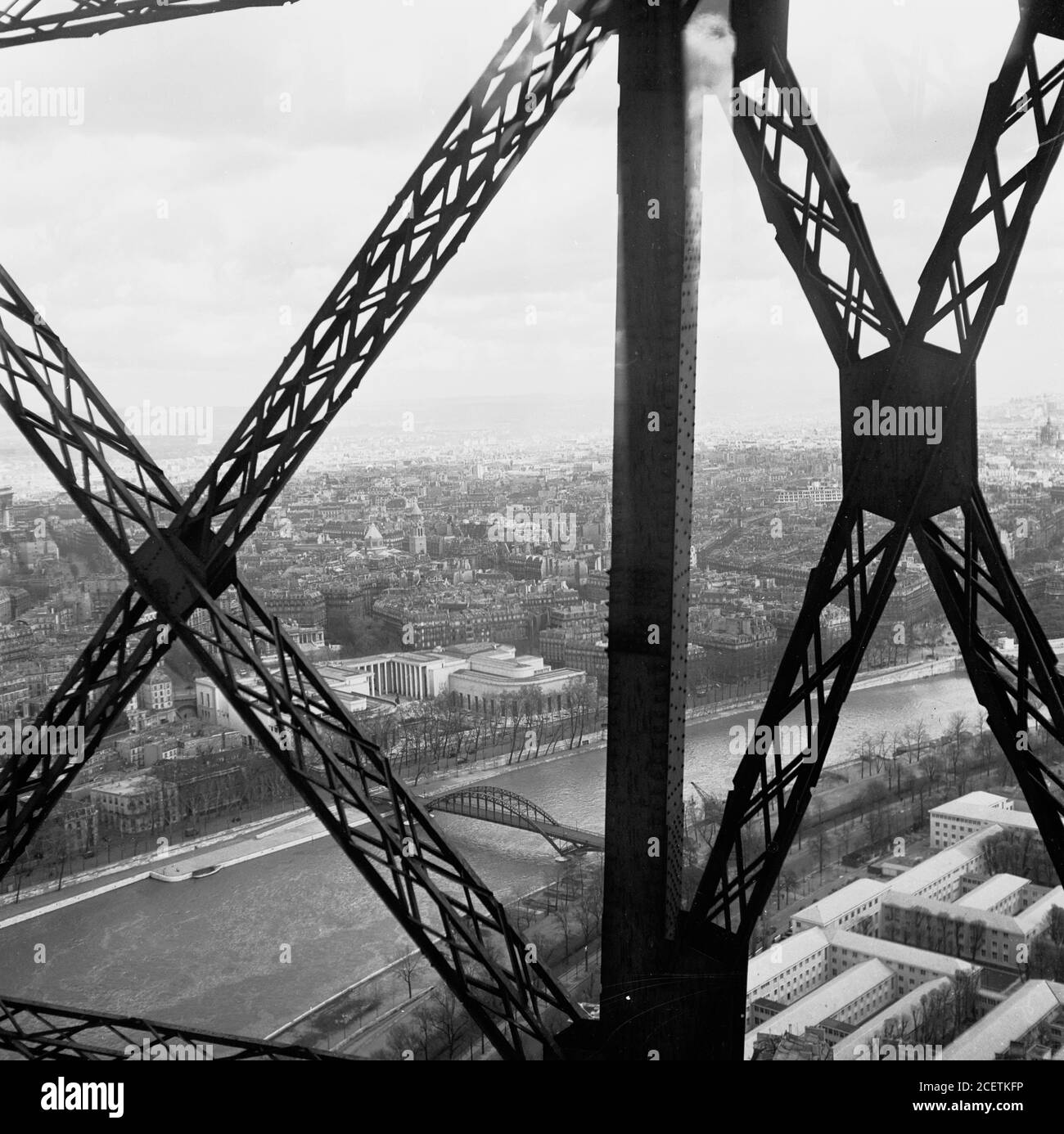 1950s, historique, vue sur la ville de Paris de haut en haut sur la Tour Eiffel, Paris, France. Banque D'Images