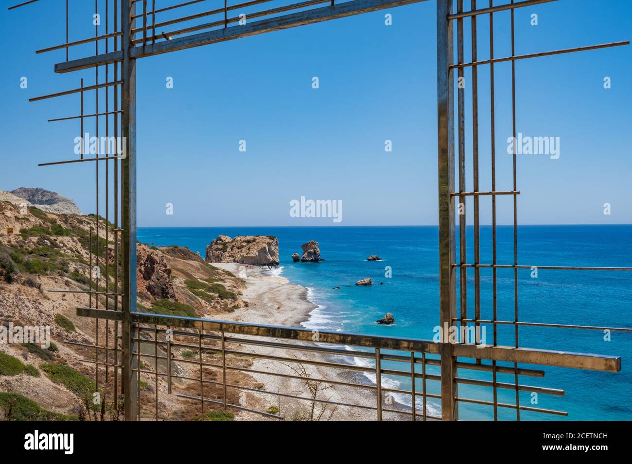 Petra tou Romiou, célèbre comme lieu de naissance d'Aphrodite à Paphos, Chypre a vu thorugh une construction métallique agissant comme un cadre d'image Banque D'Images