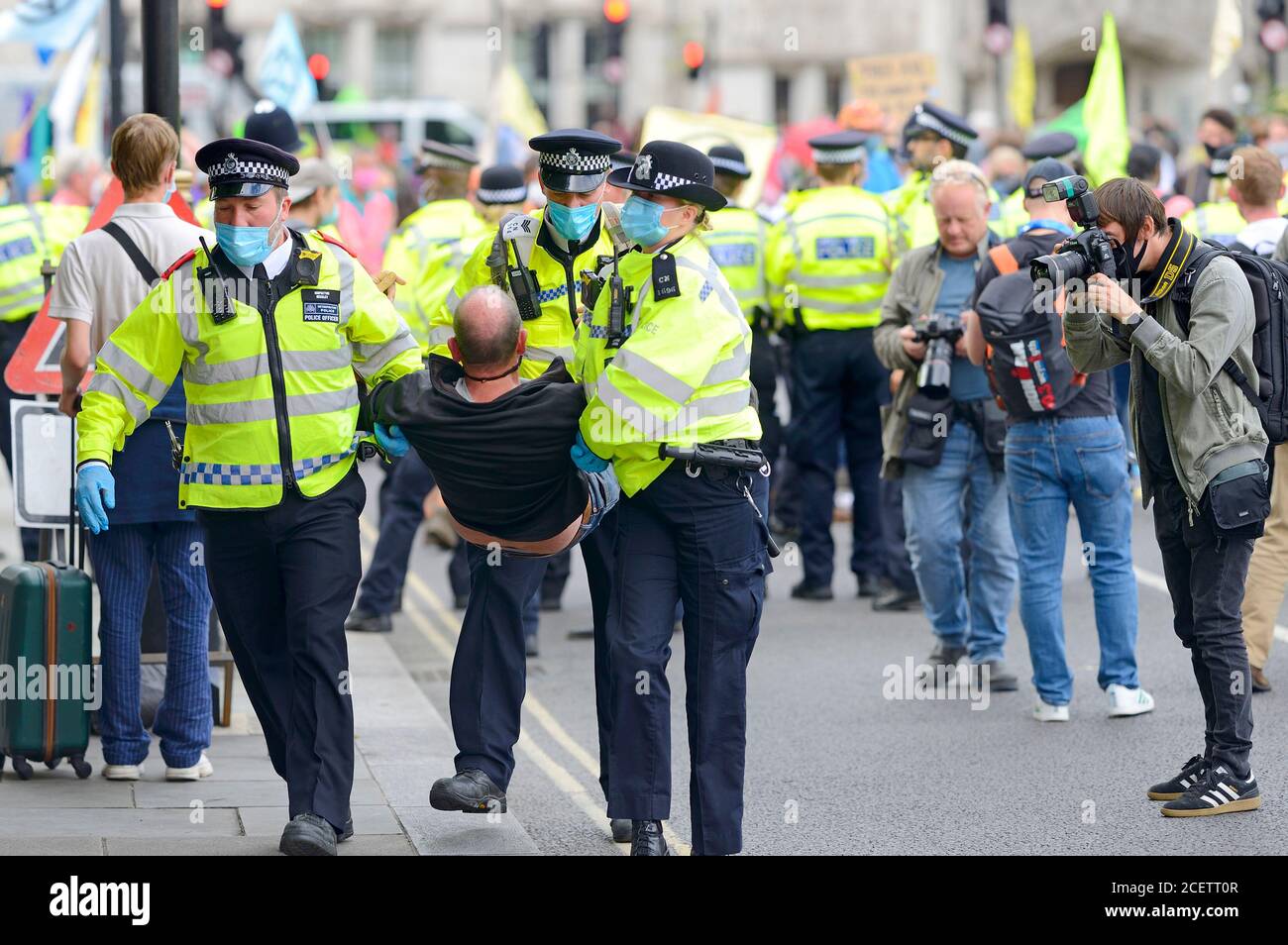 Londres, Royaume-Uni. Arrestation d'un manifestant lors d'une manifestation de la rébellion en voie d'extinction dans le centre de Londres, le 1er septembre 2020 Banque D'Images