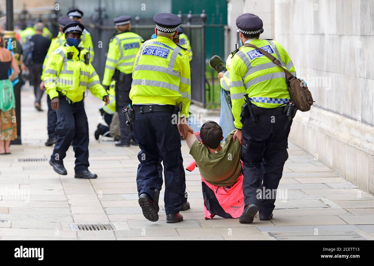 Londres, Royaume-Uni. Arrestation d'un manifestant lors d'une manifestation de la rébellion en voie d'extinction dans le centre de Londres, le 1er septembre 2020 Banque D'Images