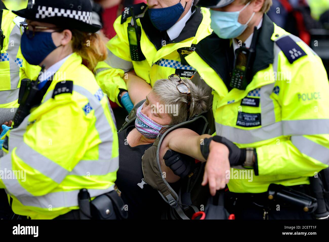 Londres, Royaume-Uni. Arrestation d'un manifestant lors d'une manifestation de la rébellion en voie d'extinction dans le centre de Londres, le 1er septembre 2020 Banque D'Images