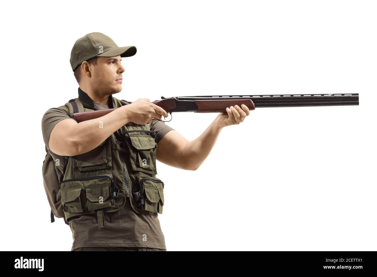 Homme debout et visant avec un fusil de chasse isolé sur blanc arrière-plan Banque D'Images