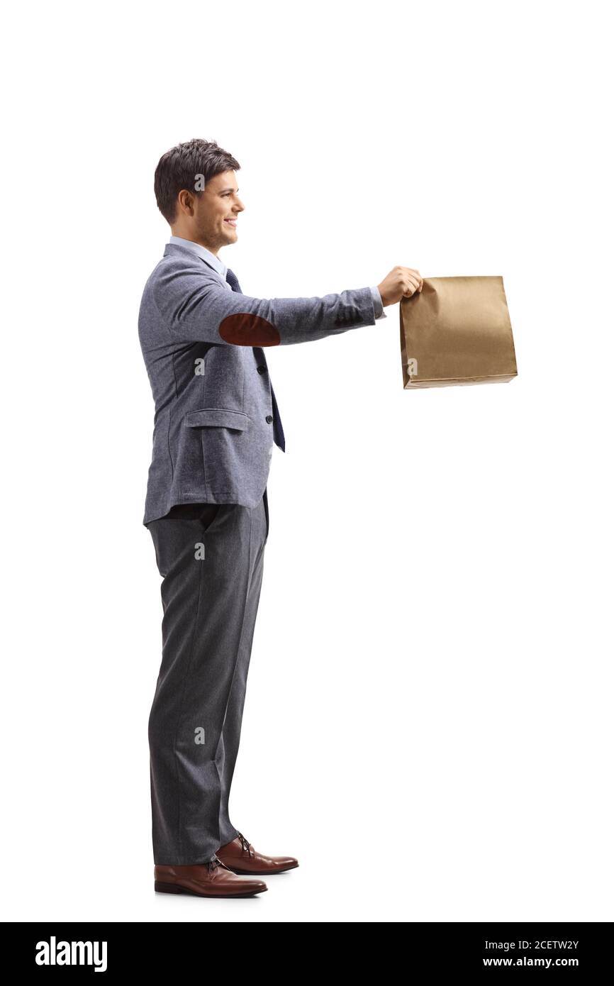 Photo pleine longueur d'un homme tenant une nourriture sac de papier isolé sur fond blanc Banque D'Images