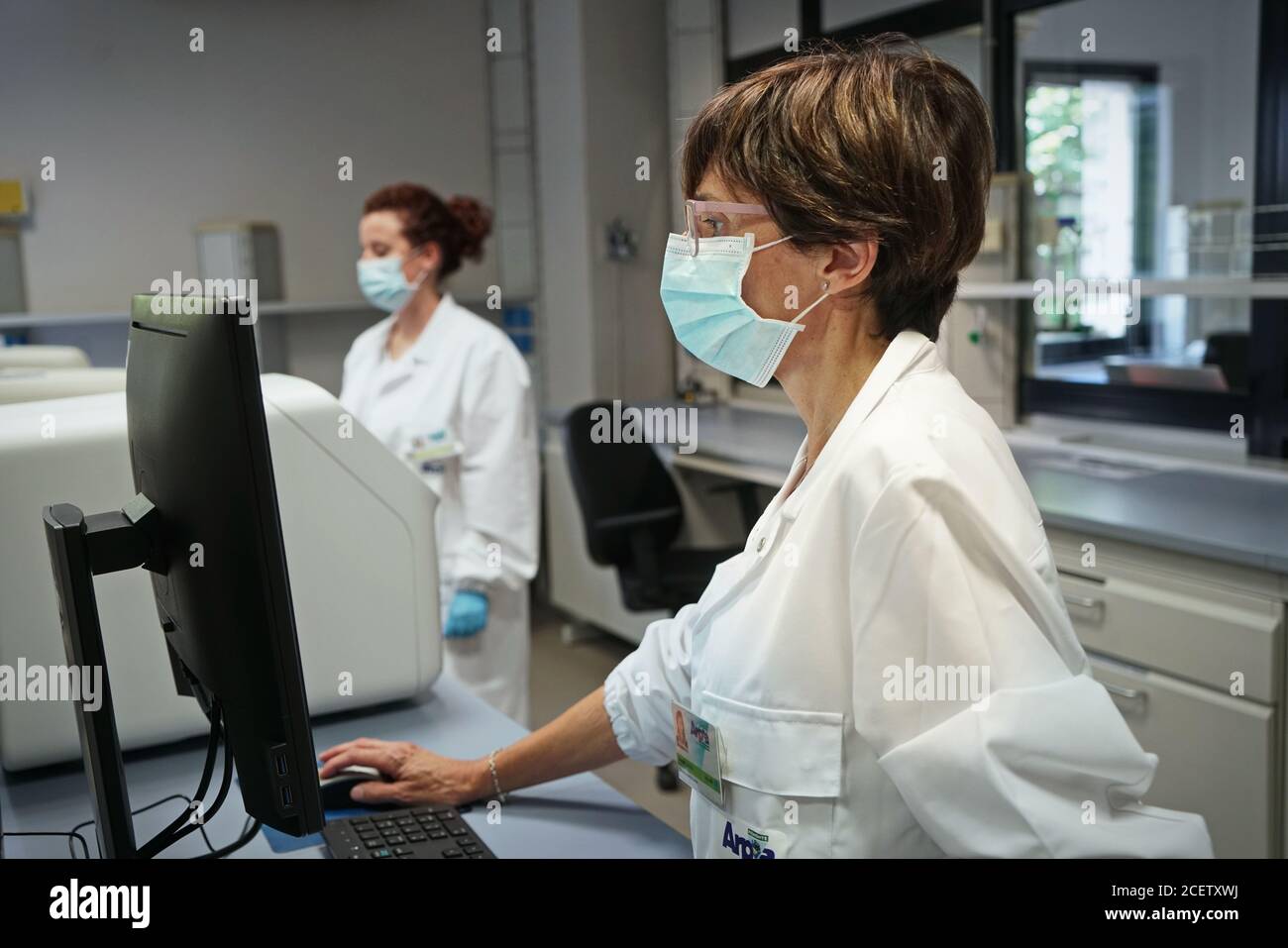 Au travail dans le laboratoire de biologie moléculaire pour l'analyse par écouvillonnage pour la détection du virus SRAS-COV2. Turin, Italie - septembre 2020 Banque D'Images