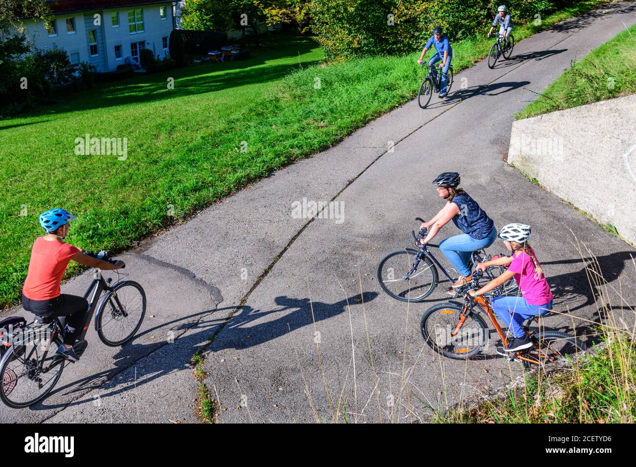 Situation dangereuse sur le passage à niveau de la route à vélo Banque D'Images