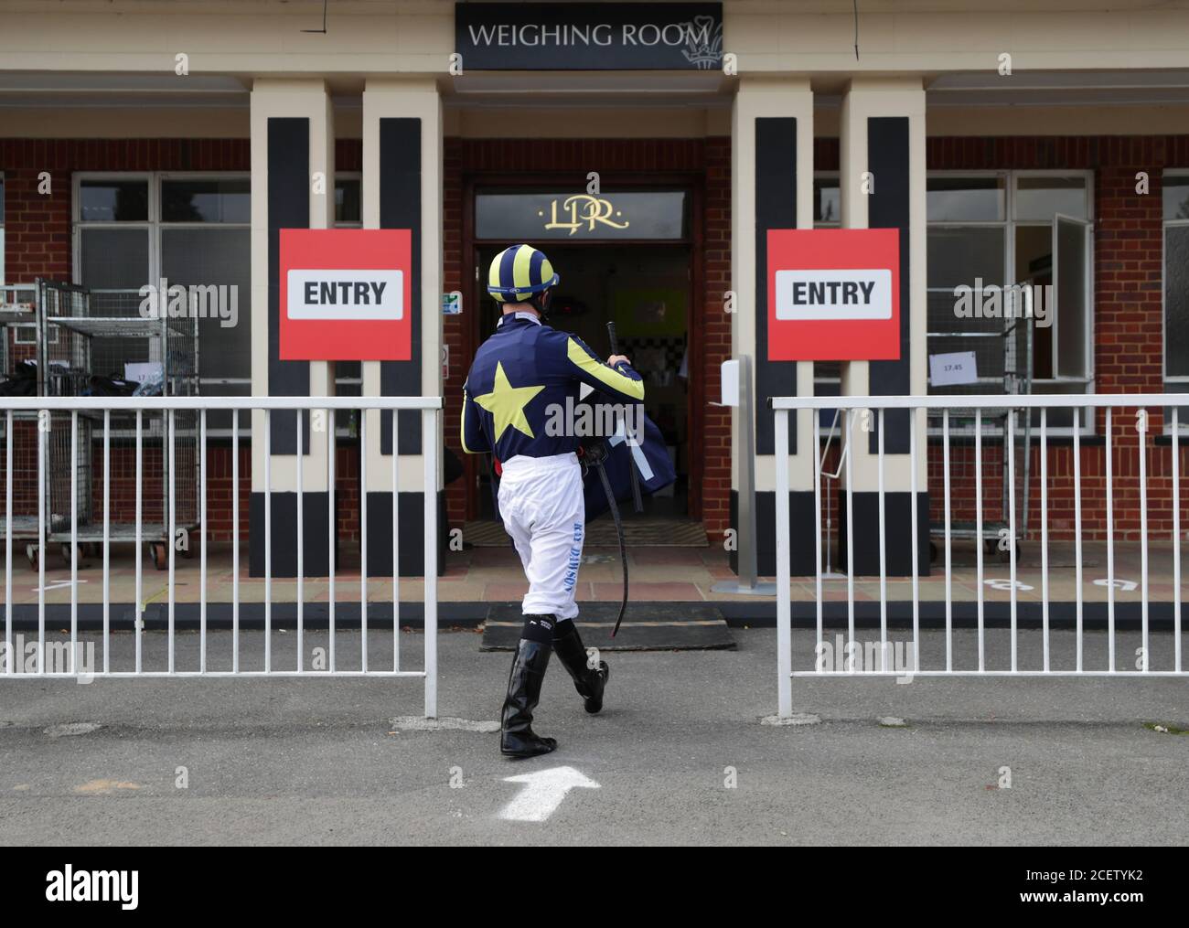 Ray Dawson revient à la salle de pesée après avoir remporté le handicap de Betway Fillies au Lingfield Park Racecourse. Banque D'Images