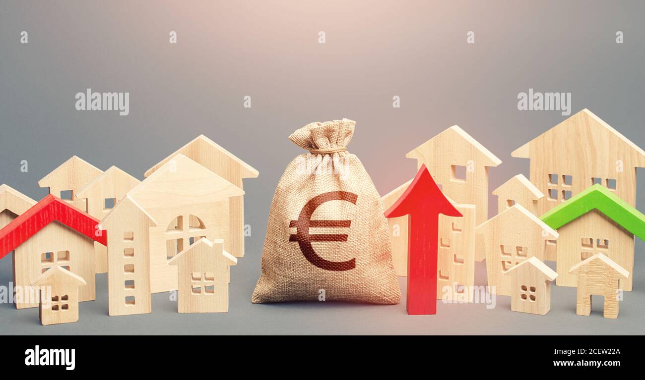 Euro Money bag et une ville de personnages de maison et rouge flèche vers le haut. Reprise et croissance des prix de l'immobilier, forte demande. Augmentation des revenus de la municipalité de bu Banque D'Images