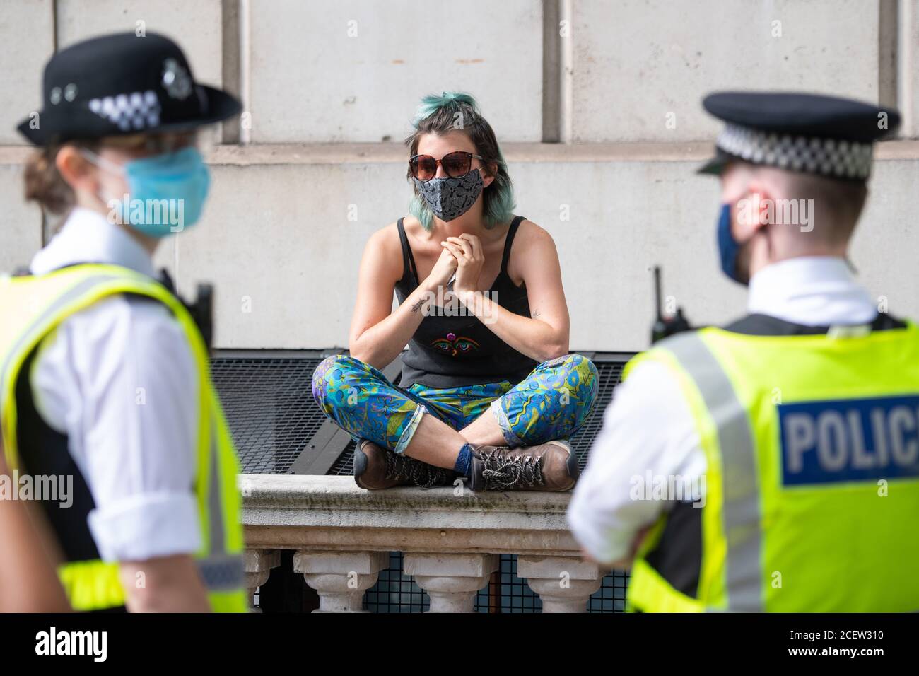 La police a arrêté les manifestants de la rébellion sur Whitehall, Londres. Le groupe de campagne sur l'environnement a prévu des événements qui se tiendront dans plusieurs sites de la capitale, en commençant à la place du Parlement à Westminster le deuxième jour des manifestations. Banque D'Images