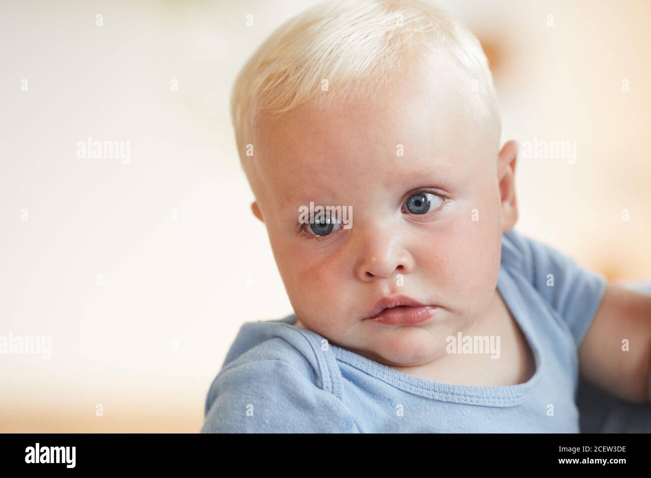 Portrait en gros plan horizontal d'un petit garçon mignon avec des cheveux blonds et des yeux bleus regardant loin, espace de copie Banque D'Images