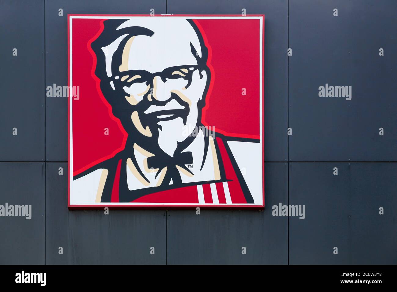 Saint Priest, France - 16 mai 2020 : logo KFC sur une façade. KFC est une chaîne de restauration rapide spécialisée dans le poulet frit Banque D'Images