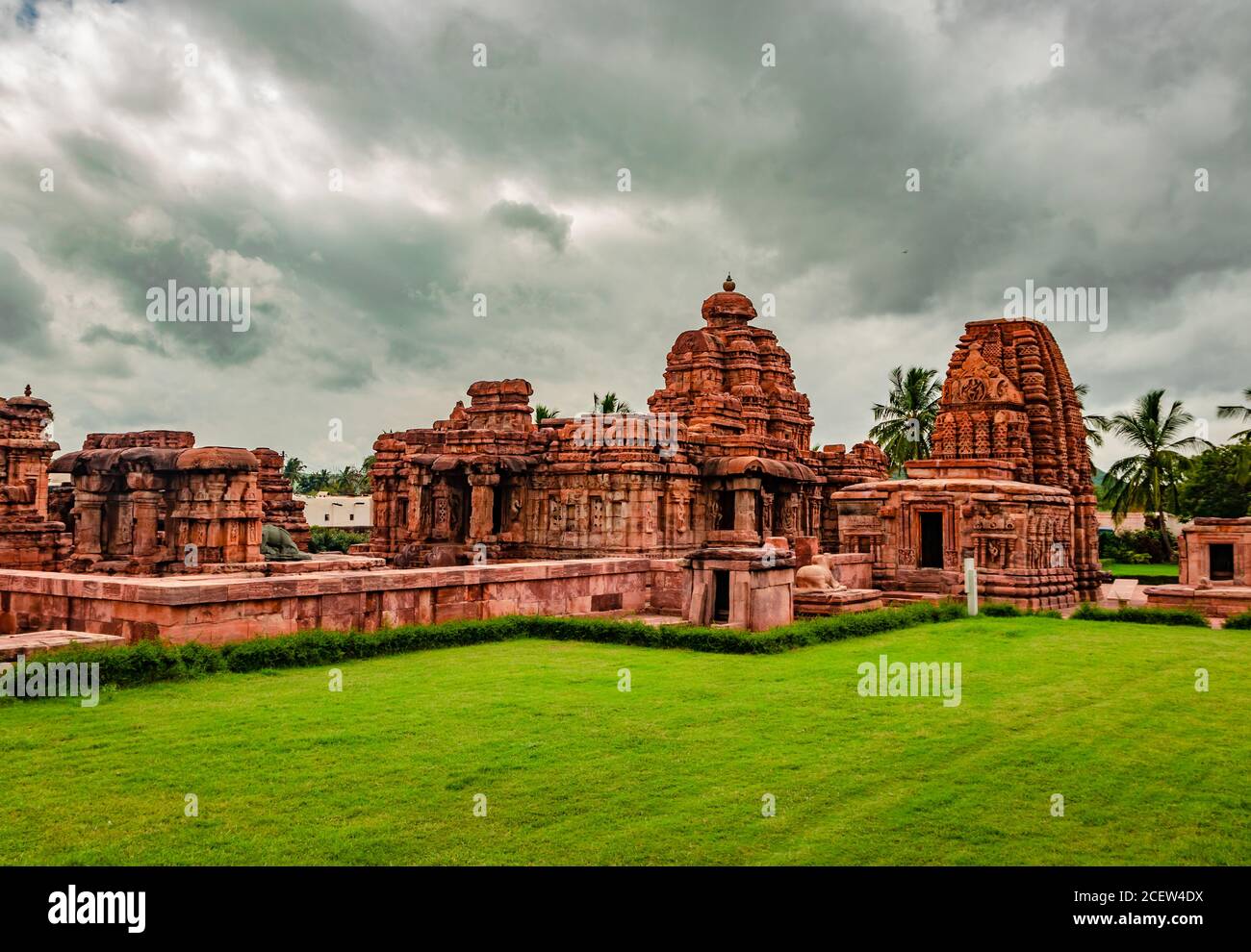 pattadakal temple groupe de monuments à couper le souffle art de pierre de différents angles avec ciel dramatique. C'est l'un des sites du patrimoine mondial de l'UNESCO et co Banque D'Images