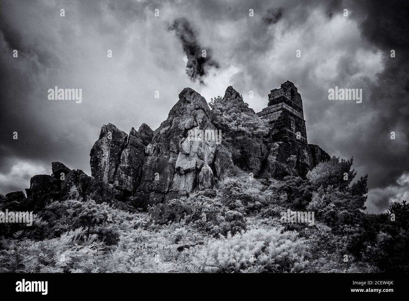 Une image infrarouge des ruines de l'Hermitage rupestre de roche du XVe siècle dans les Cornouailles. Banque D'Images