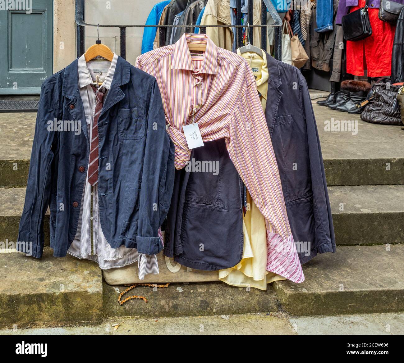 Vêtements d'occasion devant un magasin à Stockbridge, Édimbourg, Écosse, Royaume-Uni. Banque D'Images