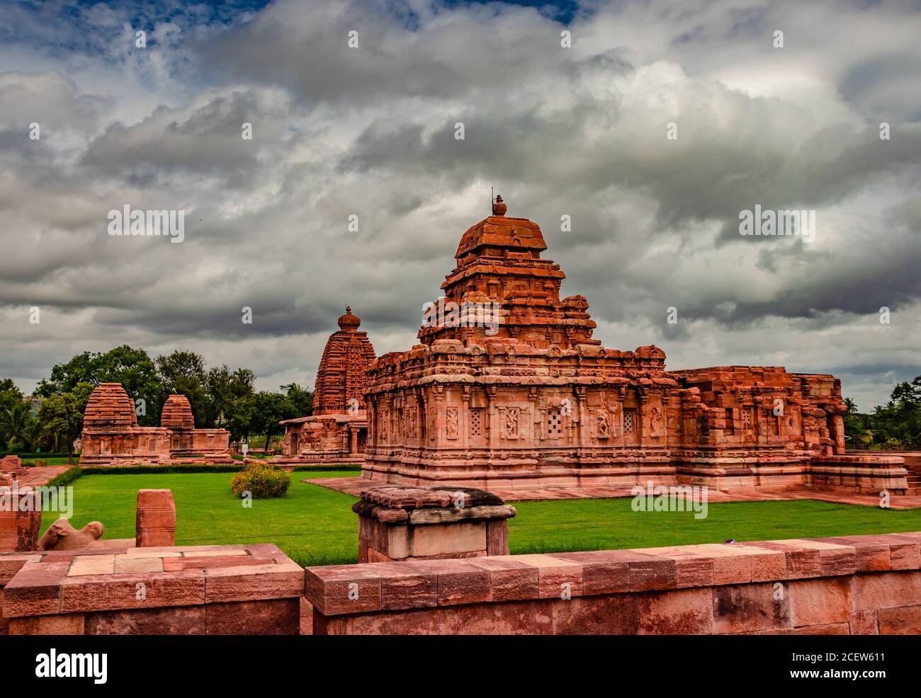 pattadakal temple groupe de monuments à couper le souffle art de pierre de différents angles avec ciel dramatique. C'est l'un des sites du patrimoine mondial de l'UNESCO et co Banque D'Images