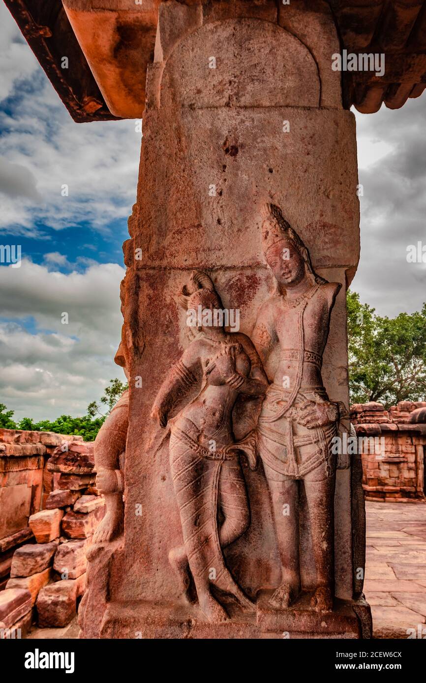 Sculptures de dieux hindous sur la façade du temple du VIIe siècle murs sculptés à Pattadakal karnataka. C'est l'un des sites et complexes du patrimoine mondial de l'UNESCO Banque D'Images