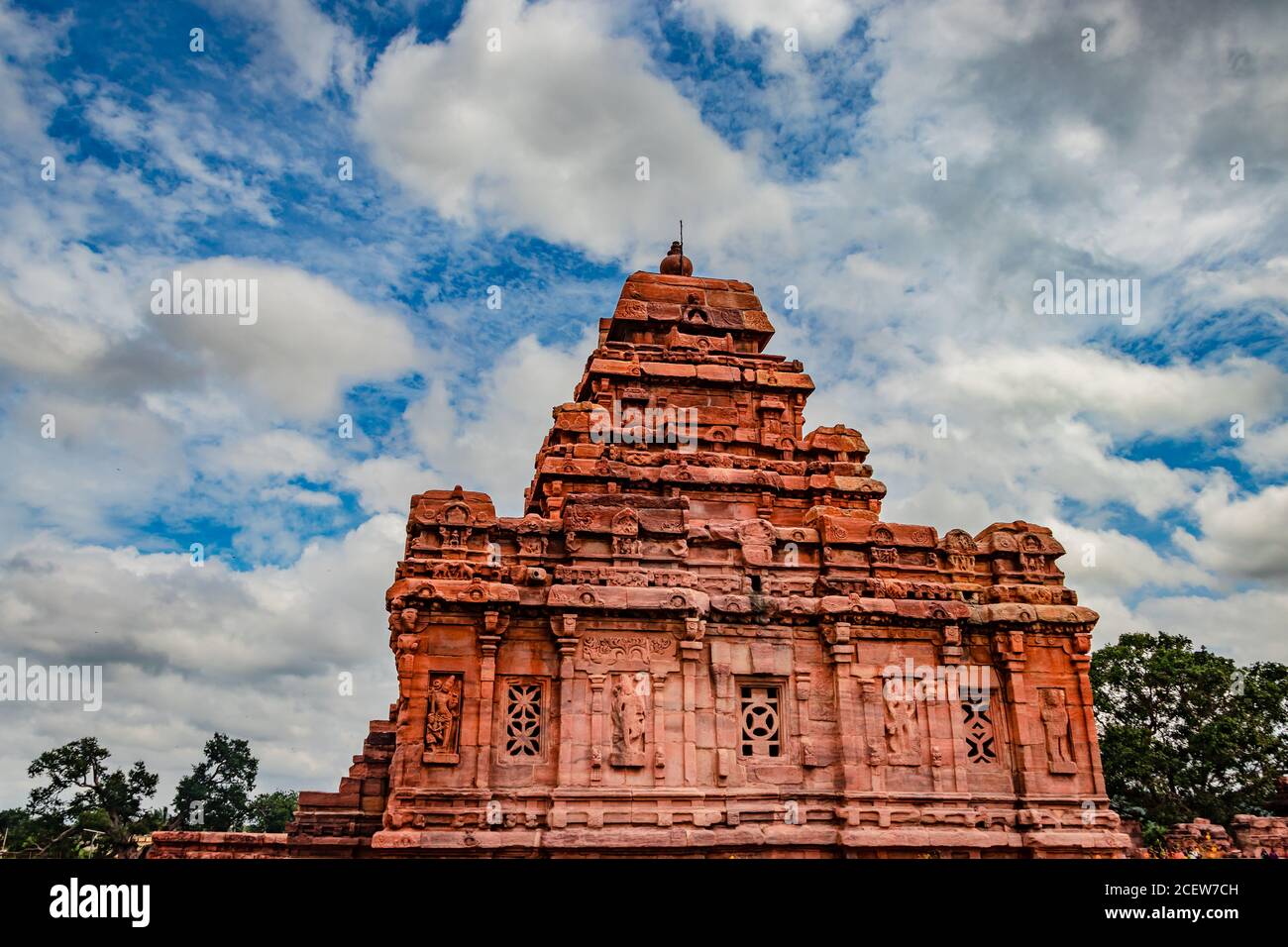 pattadakal temple groupe de monuments à couper le souffle art de pierre de différents angles avec ciel étonnant. C'est l'un des sites et des com du patrimoine mondial de l'UNESCO Banque D'Images