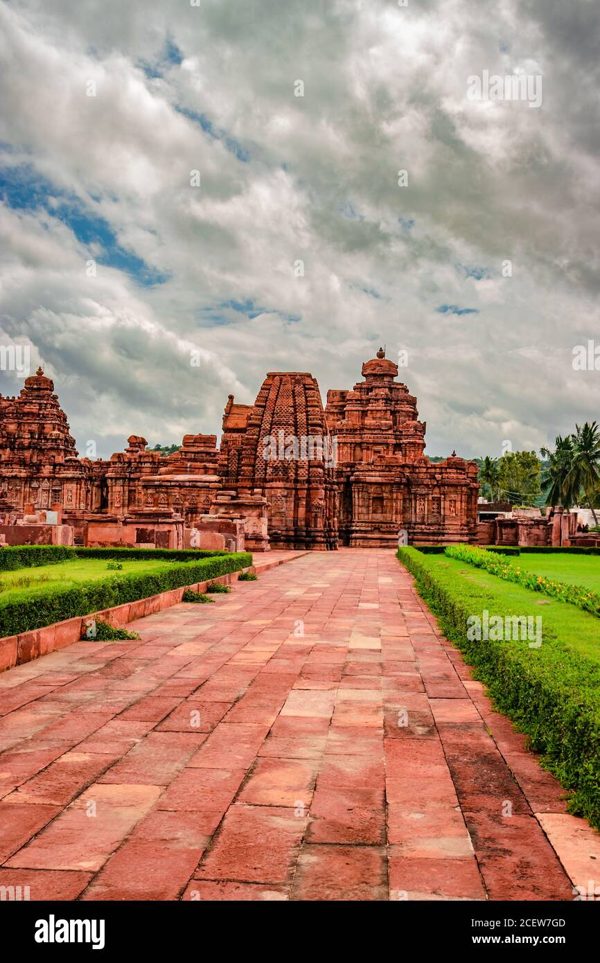 pattadakal temple complexe groupe de monuments à couper le souffle art en pierre avec ciel dramatique karnataka inde. C'est l'un des sites du patrimoine mondial de l'UNESCO et Banque D'Images