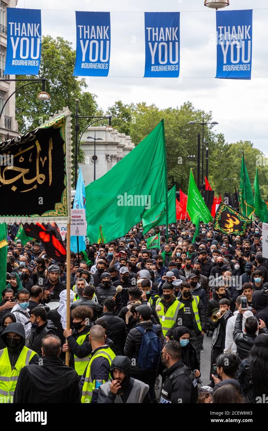 Des foules défilent sur Oxford Street lors de l'événement de la journée d'Ashura pour les musulmans chiites, Londres, 30 août 2020 Banque D'Images