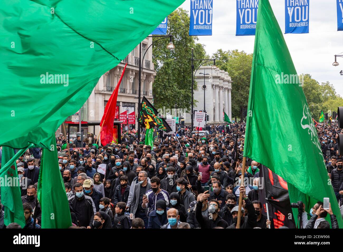 Des foules défilent sur Oxford Street lors de l'événement de la journée d'Ashura pour les musulmans chiites, Londres, 30 août 2020 Banque D'Images