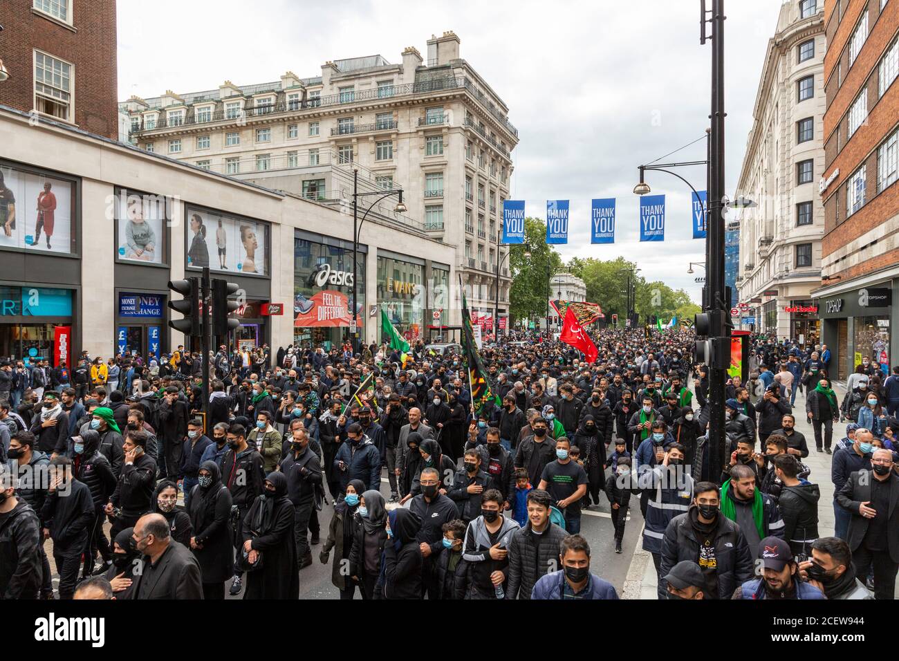 Des foules défilent sur Oxford Street lors de l'événement de la journée d'Ashura pour les musulmans chiites, Londres, 30 août 2020 Banque D'Images