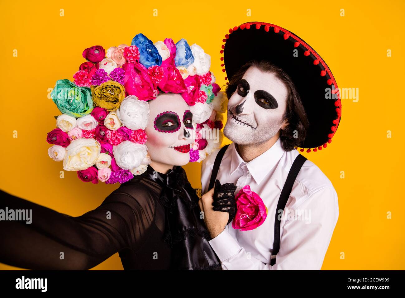 Gros plan photo de creepy monstre couple homme fille dame prendre selfie  tenir les mains festival nuit porter noir robe mort costume bretelles à  serre-tête roses Photo Stock - Alamy