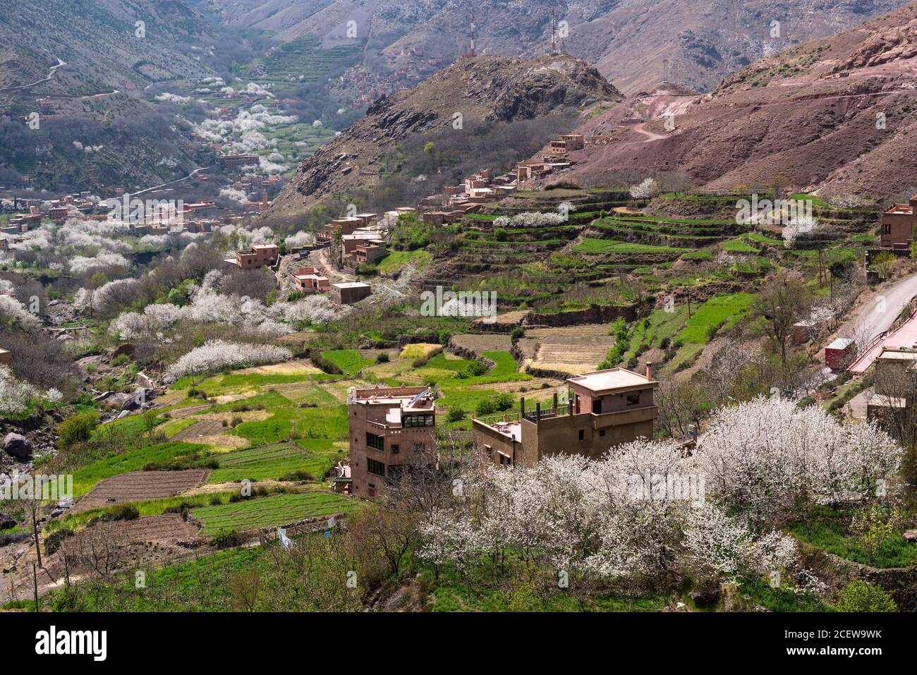 Vue sur la vallée depuis la ville d'Imlil, prise du village d'Imlil Tamatert (premier plan). Montagnes de l'Atlas, Banque D'Images