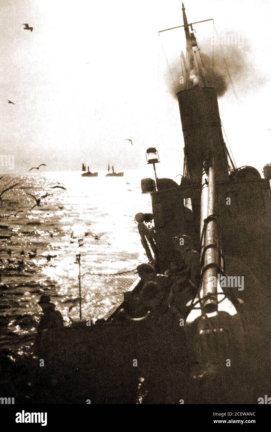 Une photographie du soir prise d'un bateau de pêche écossais - Bateaux de hareng à vapeur dans les années 1930 Banque D'Images