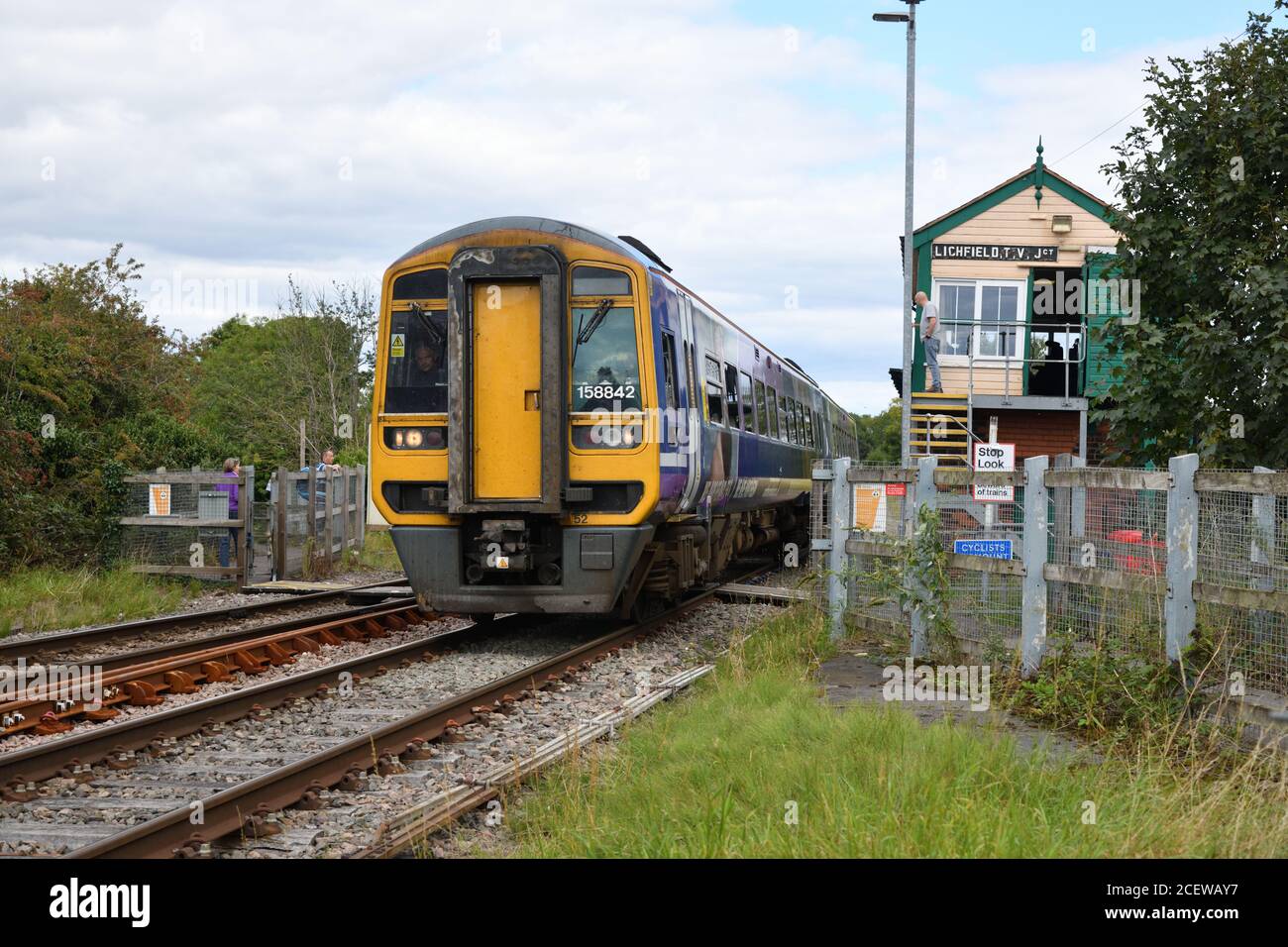 Trains du Nord British Rail construit Express Sprinter 158842 vu loin de son territoire normal sur la ligne du personnel du Sud à Lichfield Trent Valley Jn. Banque D'Images