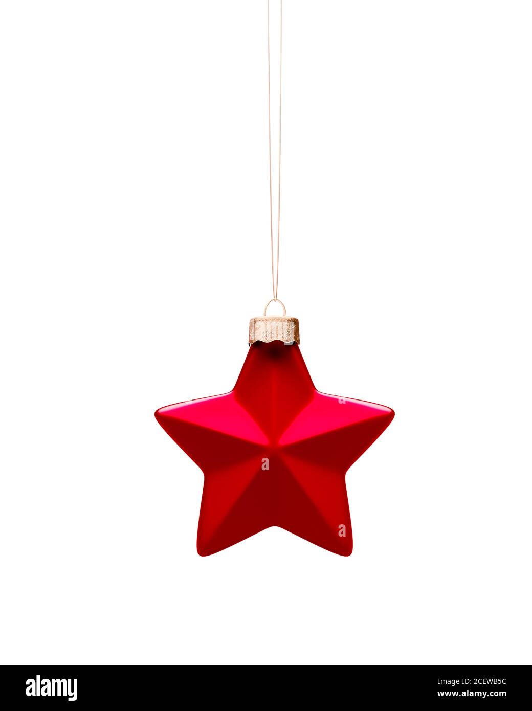 Décoration de Noël rouge à cinq étoiles. Boule en forme suspendue sur une ficelle dorée. Isolé sur fond blanc. Décoration de Noël, ambiance festive Banque D'Images
