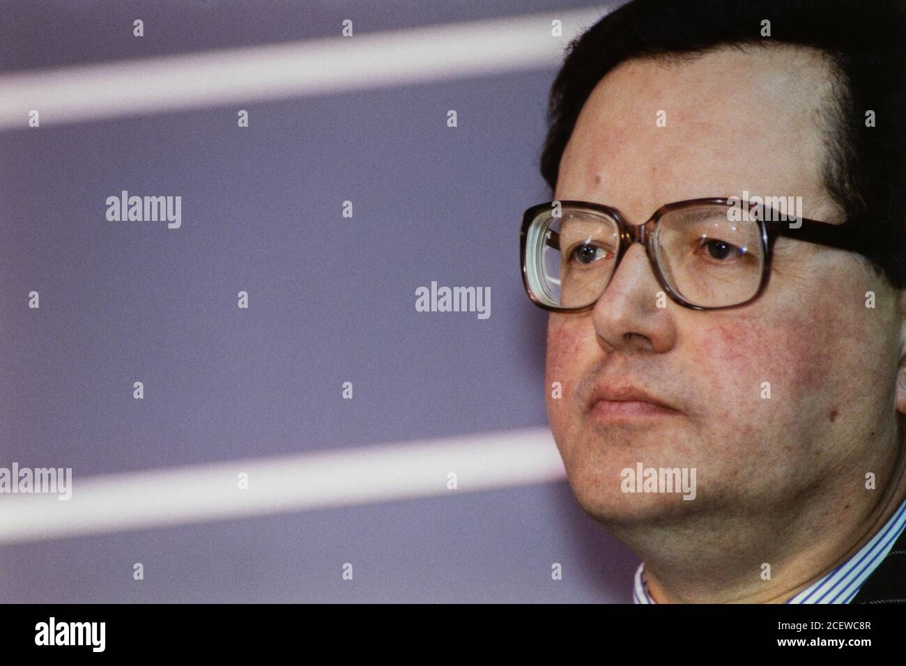 Le député de Timothy Boswell, ministre de l'enseignement supérieur, lors d'une conférence de presse au QEII Conference Centre de Westminster. 01 mars 1993. Photo: Neil Turner Banque D'Images