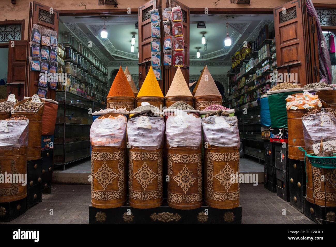 Spice Market, ouvert seulement un jour par semaine, dans le quartier juif traditionnel. Marrakech, Banque D'Images