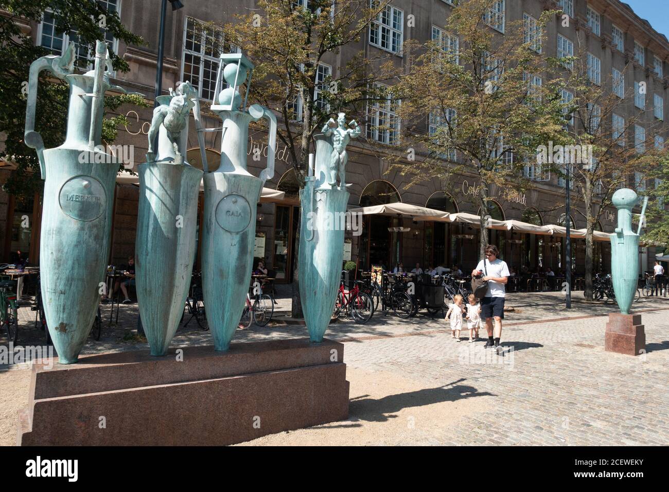 Sculptures modernes à l'extérieur du Vivaldi Cafe Copenhagen Banque D'Images