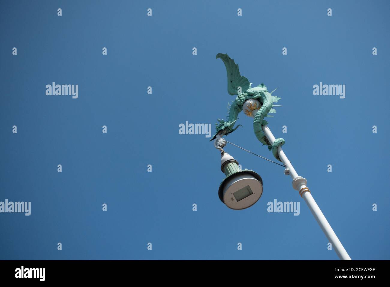 Une lampe de rue décorative d'un dragon volant à Copenhague Banque D'Images