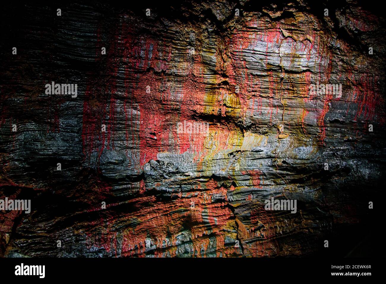Formations minérales à l'intérieur d'un tube de lave en Islande Banque D'Images