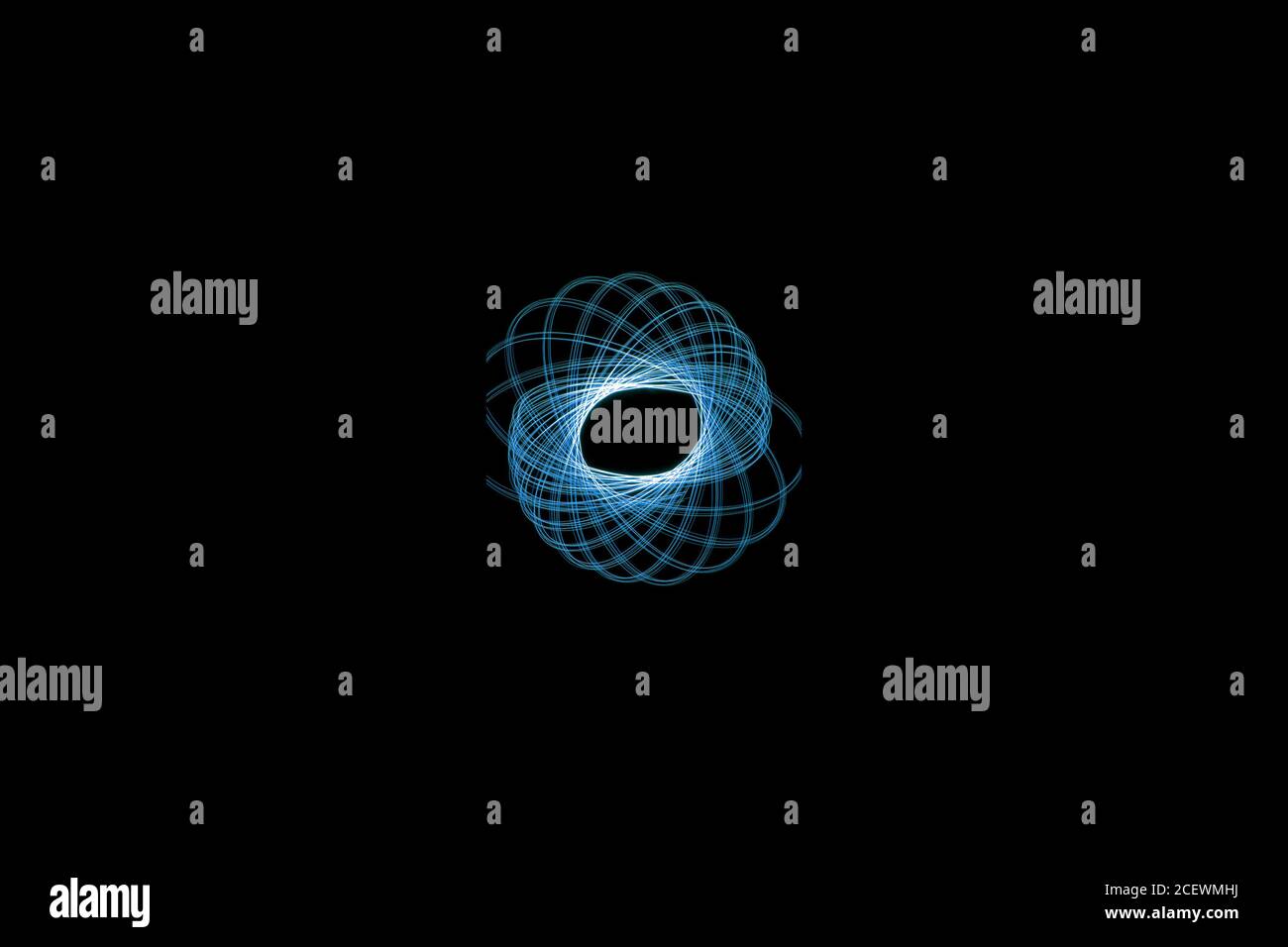 photographie de peinture à lumière elliptique bleue, exposition longue, ondulations et ondulations sur fond noir Banque D'Images