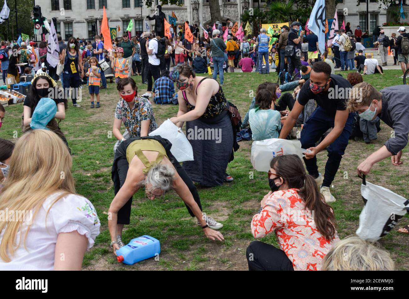 Extinction les manifestants de la rébellion convergent vers la place du Parlement, dans le centre de Londres, le deuxième jour de leur action environnementale, bloquant les routes à l'entrée et à la sortie de la région exigeant que le gouvernement écoute leur demande d'une assemblée de citoyens pour s'attaquer au changement climatique. Banque D'Images