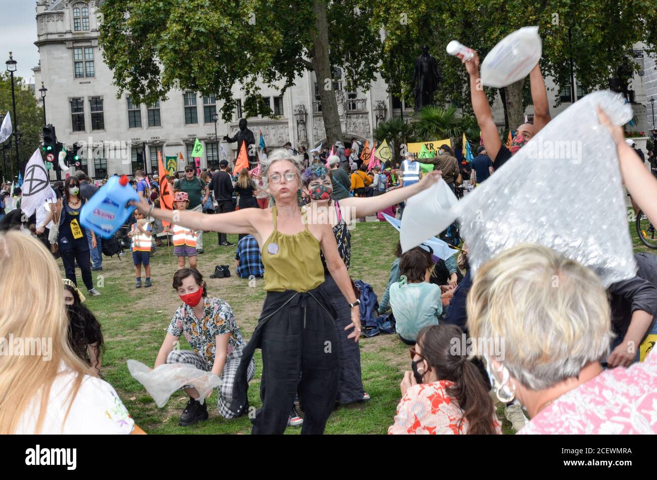 Extinction les manifestants de la rébellion convergent vers la place du Parlement, dans le centre de Londres, le deuxième jour de leur action environnementale, bloquant les routes à l'entrée et à la sortie de la région exigeant que le gouvernement écoute leur demande d'une assemblée de citoyens pour s'attaquer au changement climatique. Banque D'Images