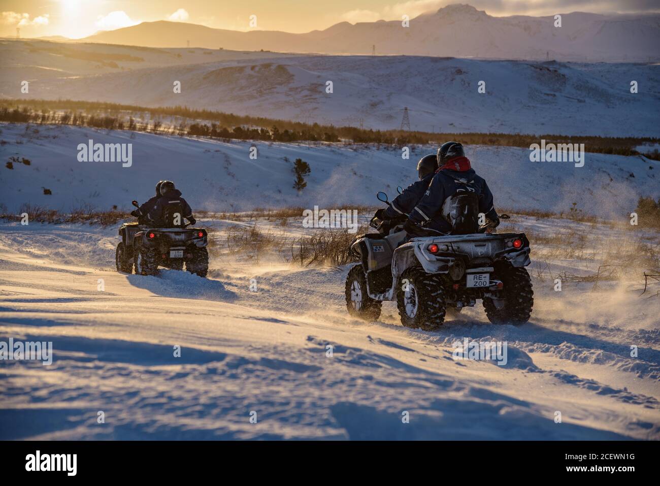 Les passagers de VTT descendent un sentier de montagne en hiver islandais Banque D'Images