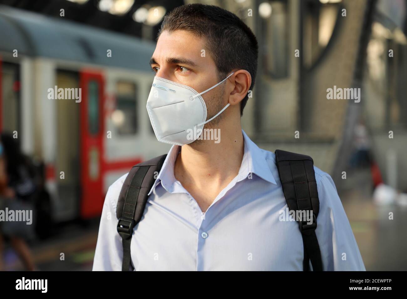 Portrait de l'homme en train d'attente avec masque de protection FFP2 KN95 à la gare Banque D'Images