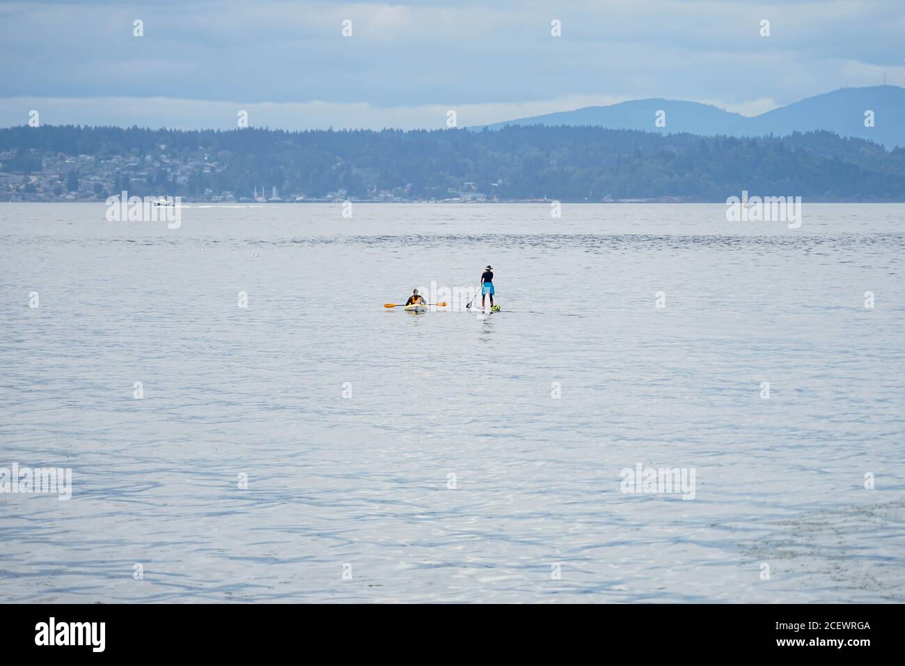 Les gens qui apprécient les sports nautiques à Puget Sound, Washington Banque D'Images