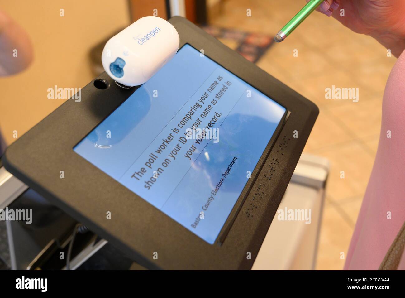 Cedar Creek, Texas, États-Unis 1 septembre 2020 : le bureau d'enregistrement de l'ordinateur tablette scanne les cartes d'identité des électeurs au lieu de vote afin de vérifier leur identité avant d'être autorisé à voter dans le comté de Bastrop, Texas. Crédit : Bob Daemmrich/Alay Live News Banque D'Images