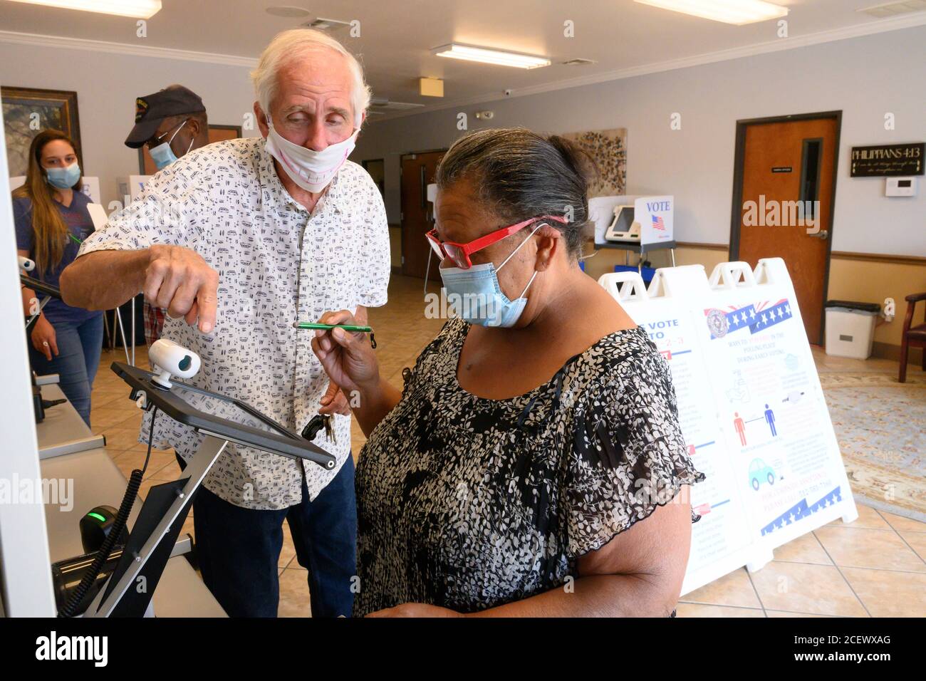 Cedar Creek, TX États-Unis 1 septembre 2020: Le responsable électoral du comté de Bastrop aide NELIA GREENE à s'enregistrer dans une maison ouverte donnant aux résidents un aperçu des nouvelles machines de vote électroniques ExpressVote prévues pour les élections cruciales de novembre. Greene utilise un lecteur d'identité électronique pour vérifier son identité avant d'être autorisée à voter. Crédit : Bob Daemmrich/Alay Live News Banque D'Images