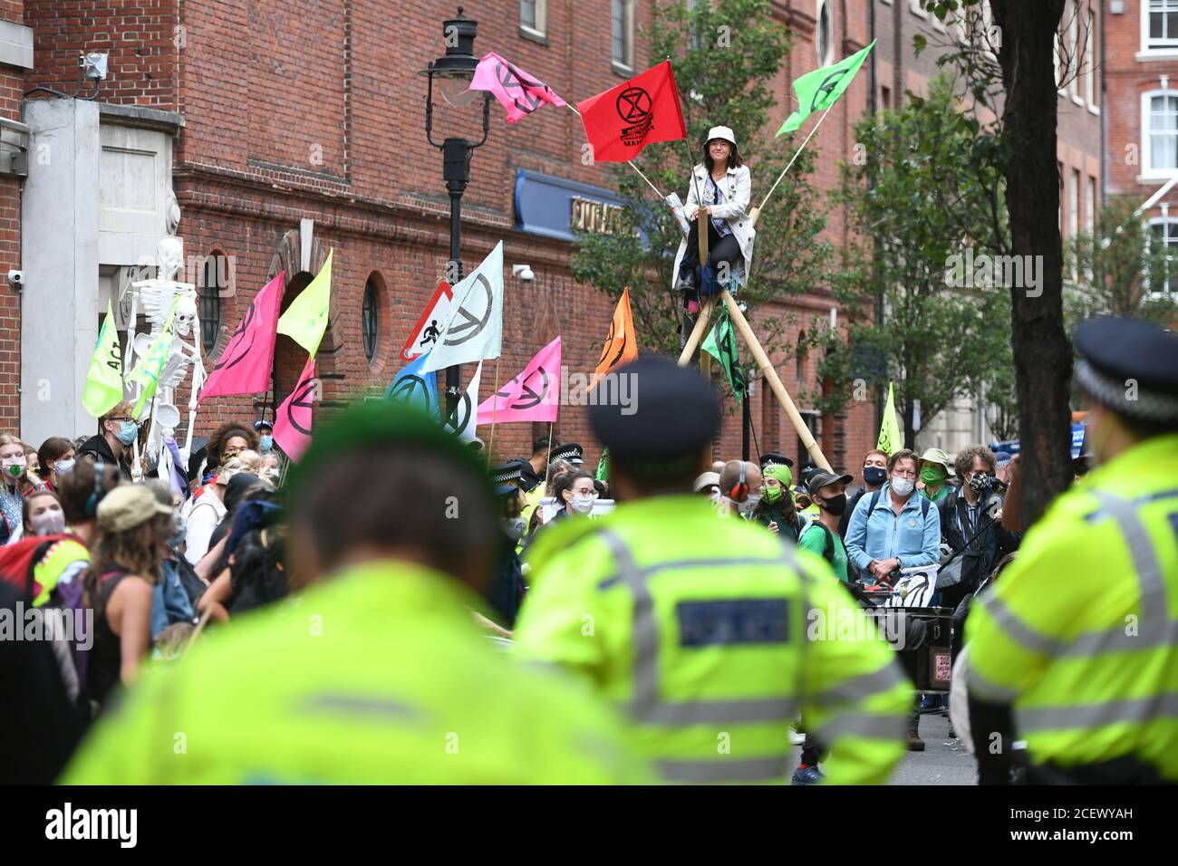 Extinction les manifestants de la rébellion à Tufton Street à Westminster, Londres. Le groupe de campagne sur l'environnement a prévu des événements qui se tiendront dans plusieurs sites de la capitale, en commençant à la place du Parlement à Westminster le deuxième jour des manifestations. Banque D'Images