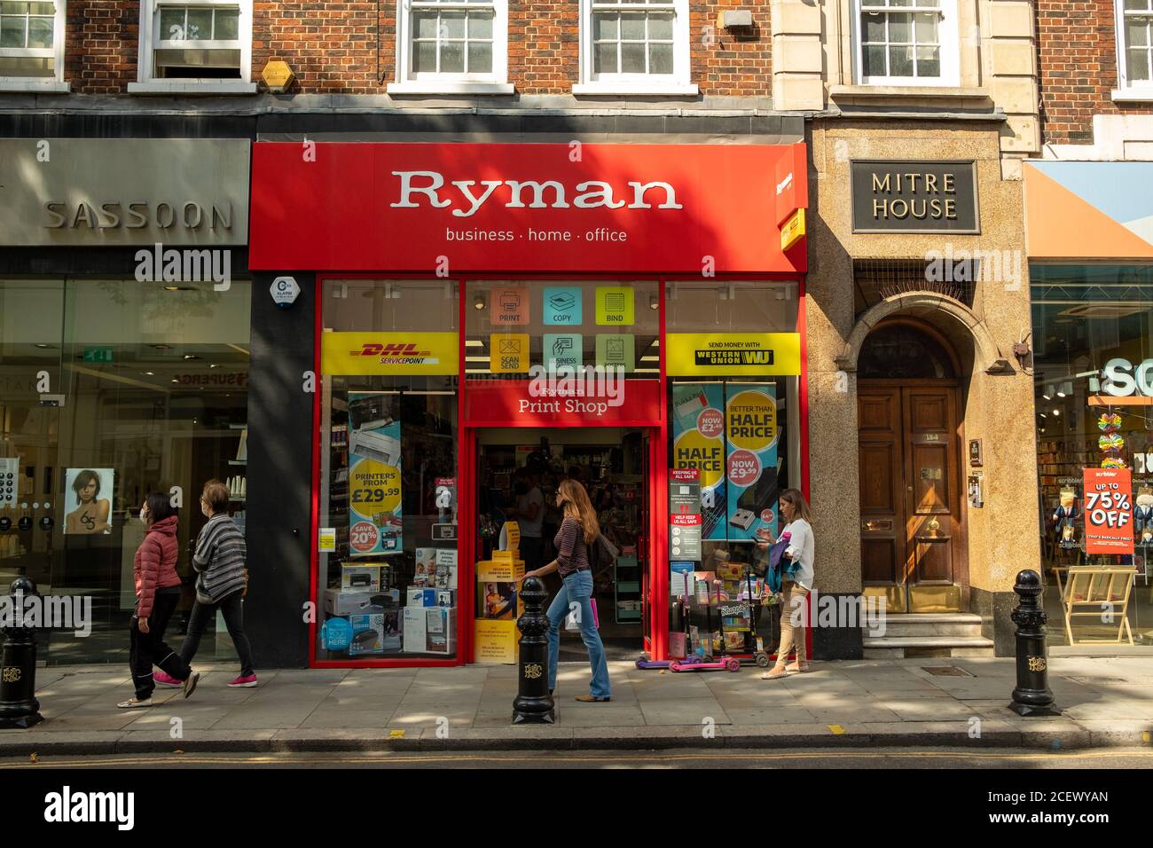 Londres- Ryman, une entreprise britannique de vente au détail d'articles d'papeterie de grande rue Banque D'Images