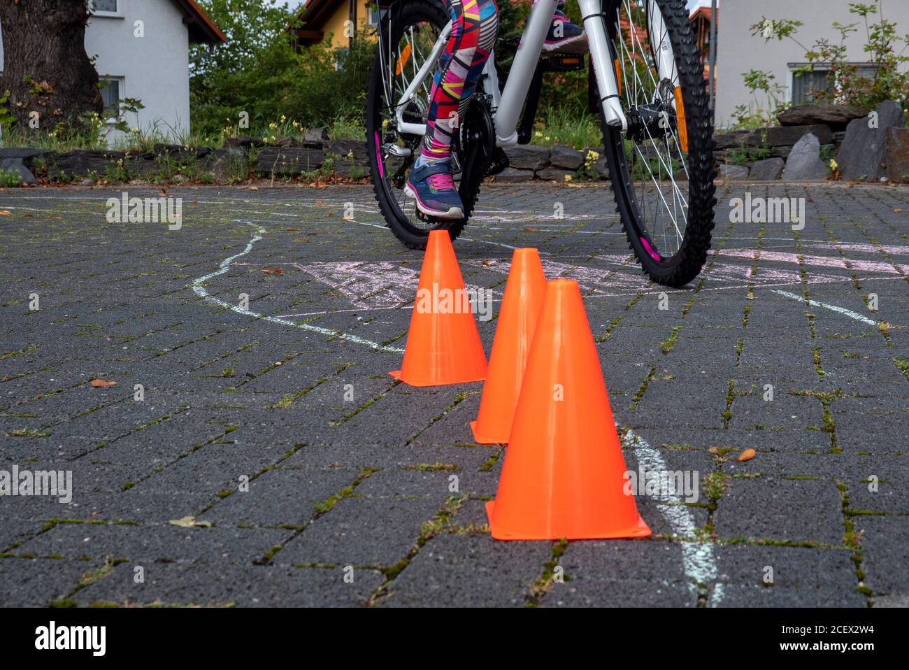 Formation à la sécurité routière avec un vélo dans l'école primaire Banque D'Images
